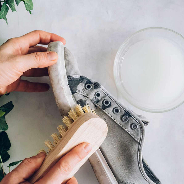 Giặt giày vải canvas (vải bố) sao cho không bị ố vàng?