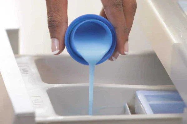 Sai lầm kinh điển khi dùng nước xả vải khiến đồ mau hư.