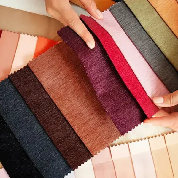 So sánh độ bền màu của vải tổng hợp và vải tự nhiên.