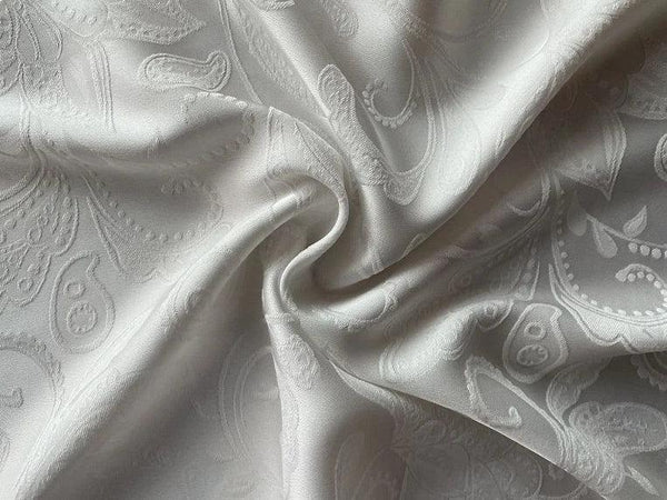 Vải Jacquard (Gấm) - Hoa văn dệt trực tiếp lên vải.
