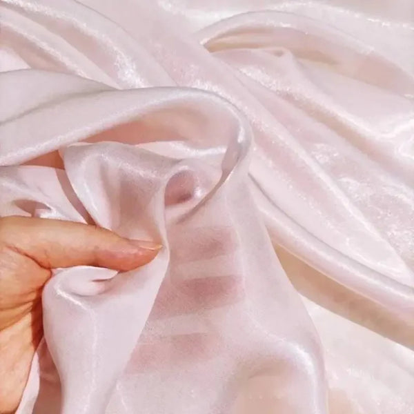 Vải Organza - Chất liệu mỏng, trong suốt và cứng cáp.