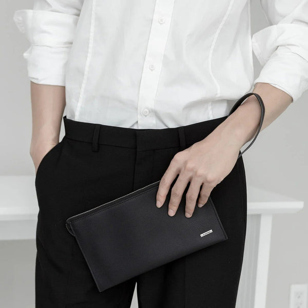Ví cầm tay (Clutch) nam: Phụ kiện sang trọng hay chỉ là trào lưu nhất thời?