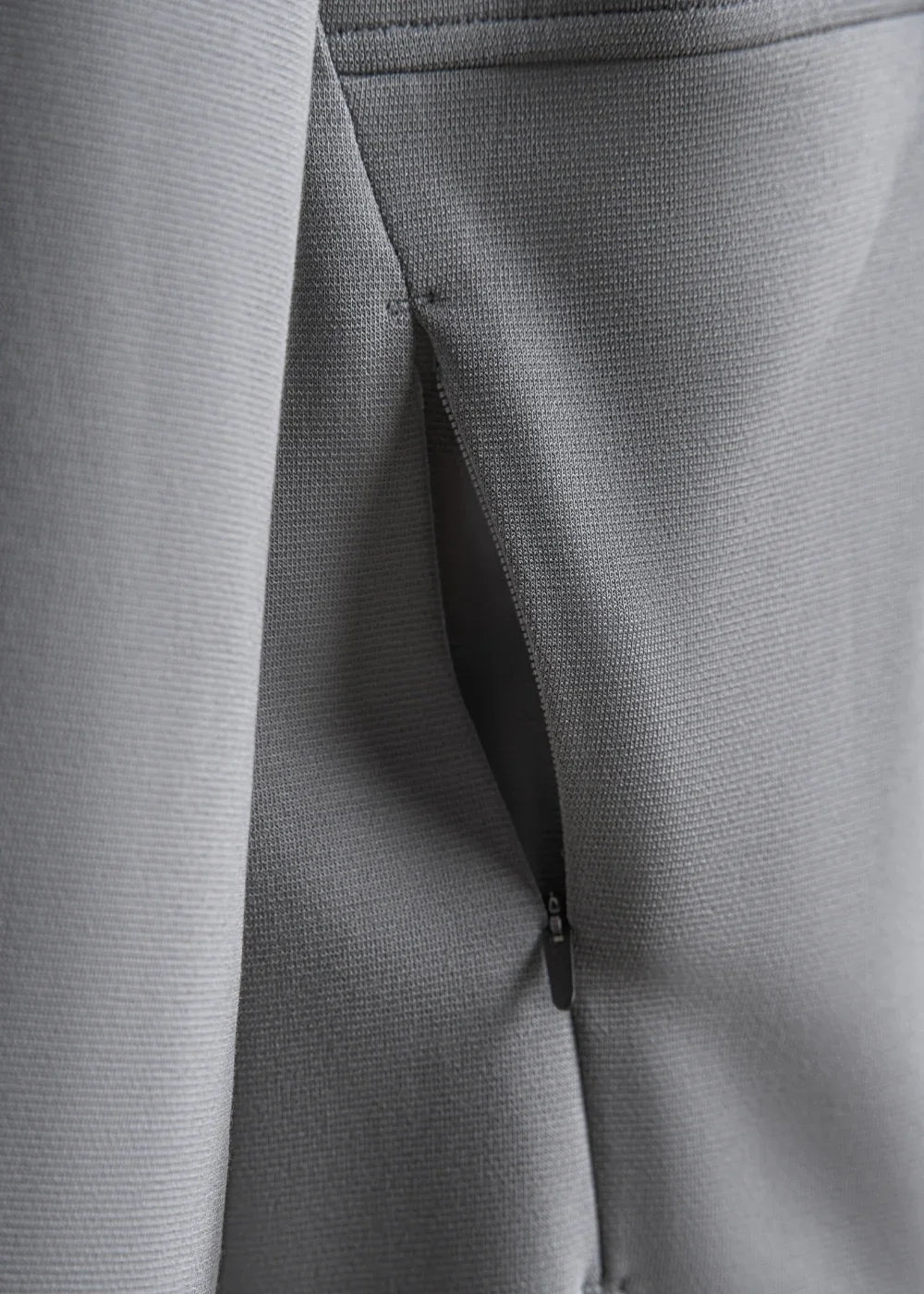 Áo Khoác Hoodie Mịn Mát Ít Nhăn The Minimalist 024 Xám Nhạt - YaMe.vn