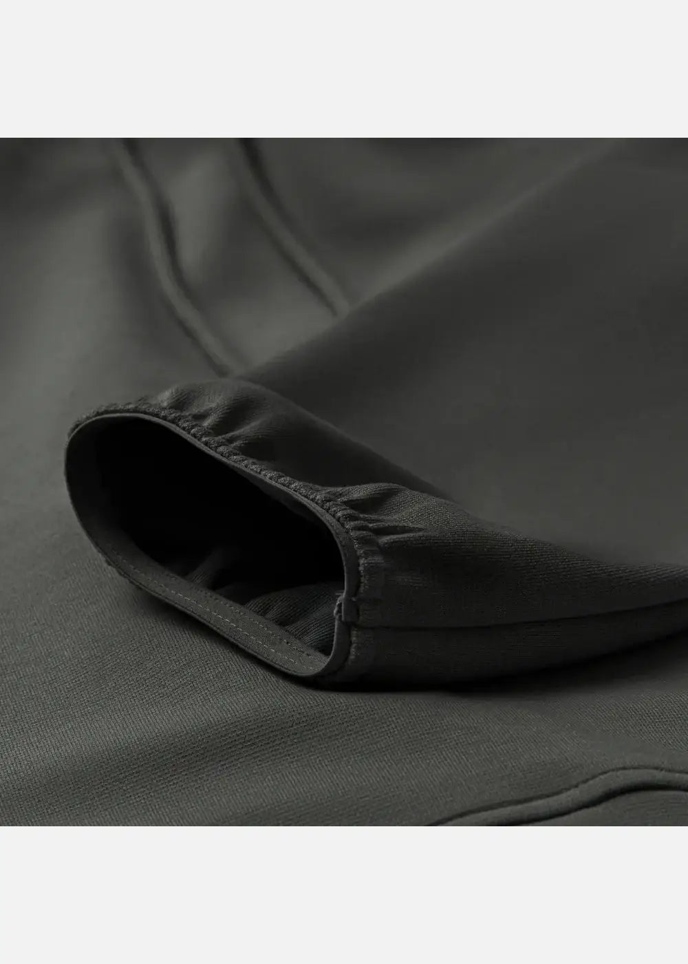 Áo Khoác Hoodie Mịn Mát Ít Nhăn The Minimalist 024 Xanh Lá Đậm - YaMe.vn