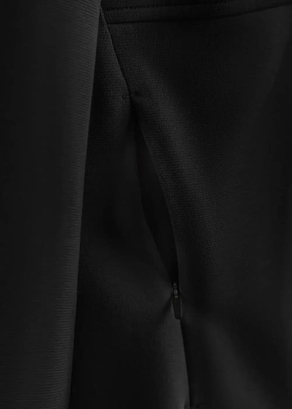 Áo Khoác Hoodie Mịn Mát Ít Nhăn The Minimalist 024 Đen - YaMe.vn