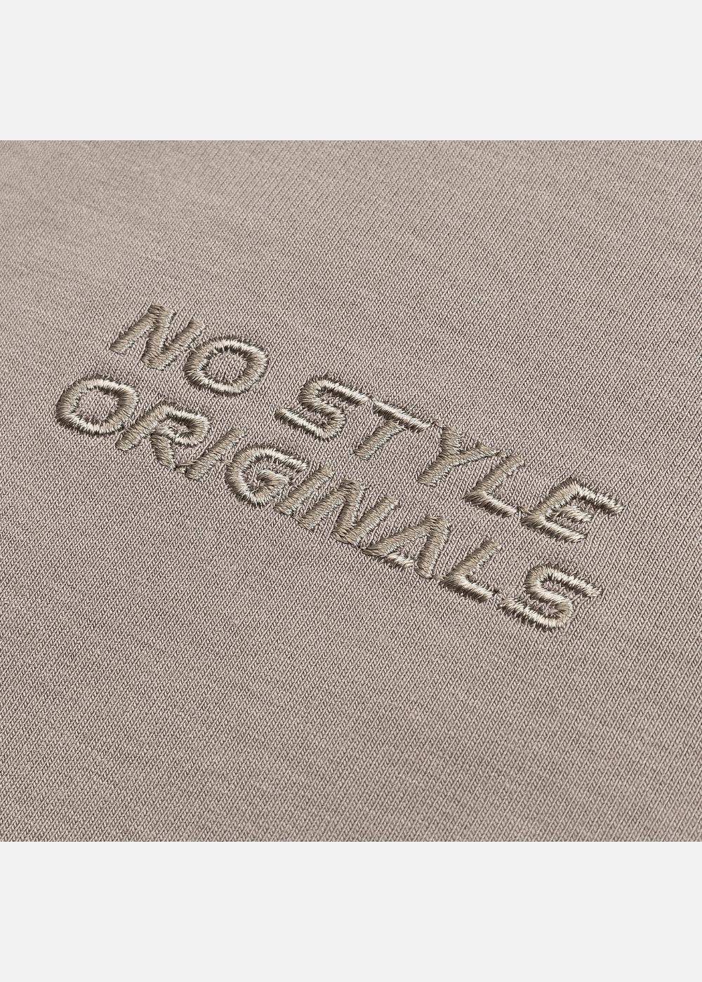 Áo thun nam màu be, thêu chữ NO STYLE ORIGINALS, chất liệu mềm mịn, thiết kế tinh tế tôn dáng