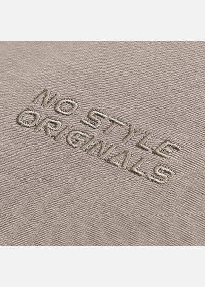 Áo thun nam màu be, thêu chữ NO STYLE ORIGINALS, chất liệu mềm mịn, thiết kế tinh tế tôn dáng