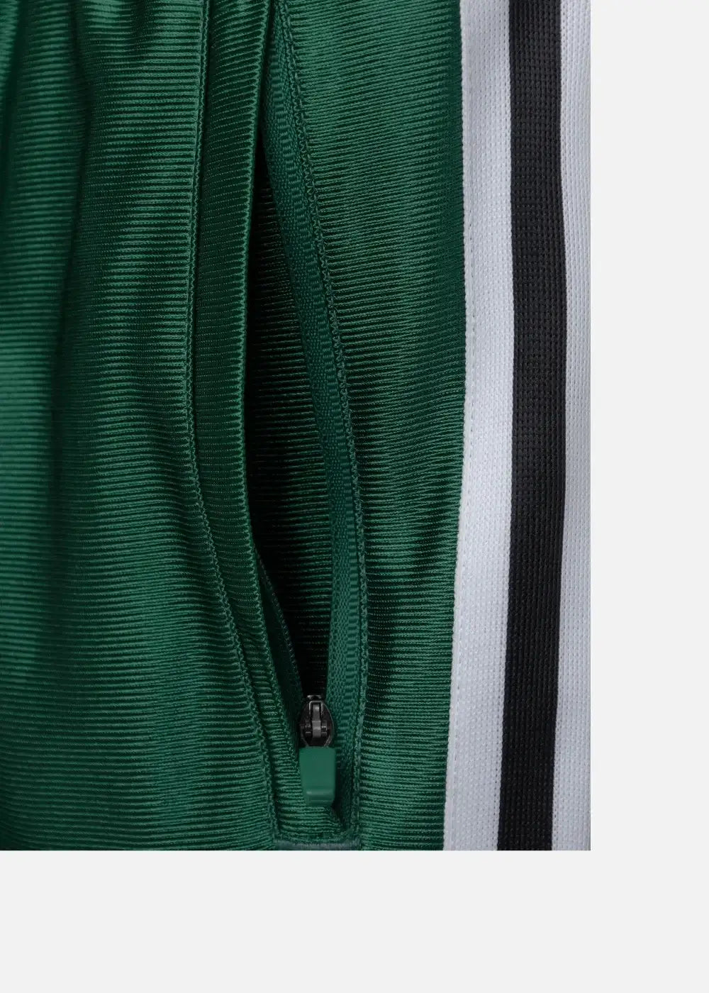Quần Short Thun Vải Shiny Ít Nhăn No Style M157 Xanh Lá - YaMe.vn