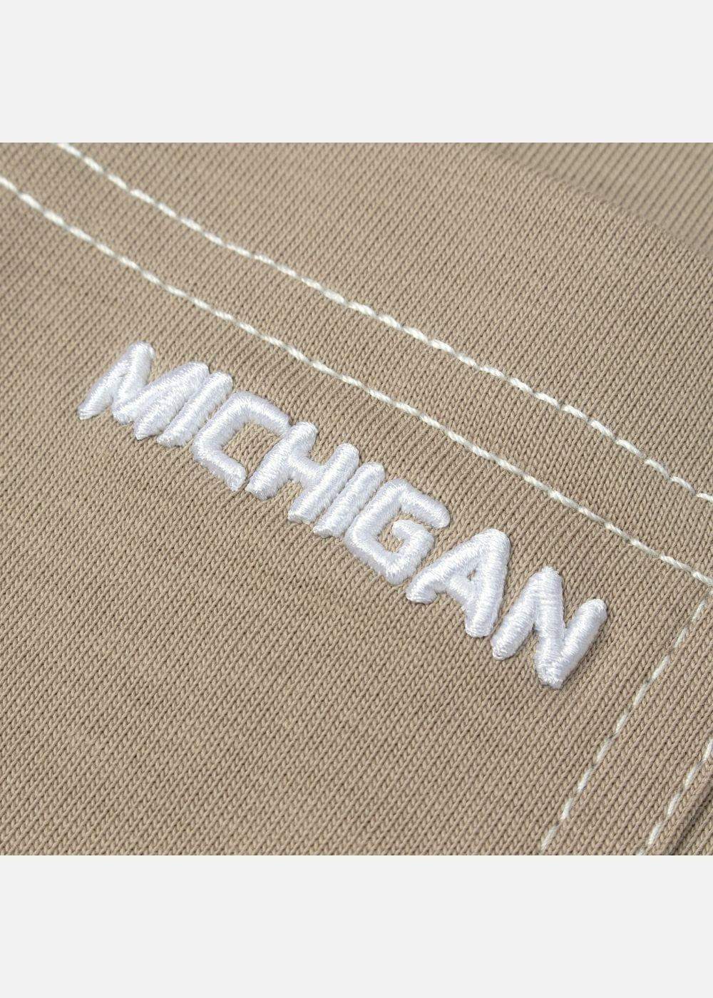 Chi tiết thêu chữ MICHIGAN trên áo nam màu be, thiết kế tinh tế, chất liệu mềm bền