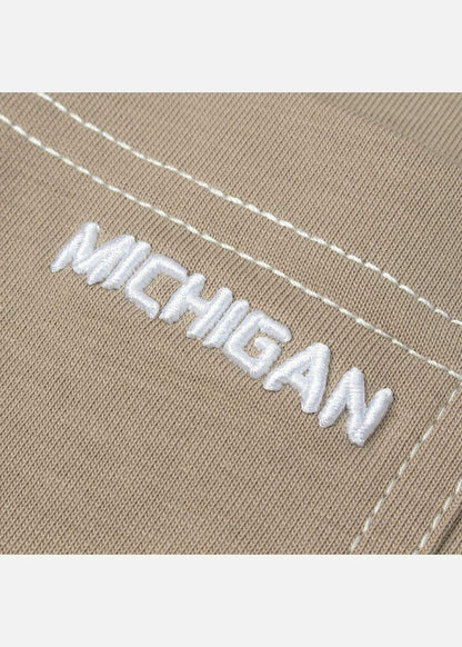 Chi tiết thêu chữ MICHIGAN trên áo nam màu be, thiết kế tinh tế, chất liệu mềm bền