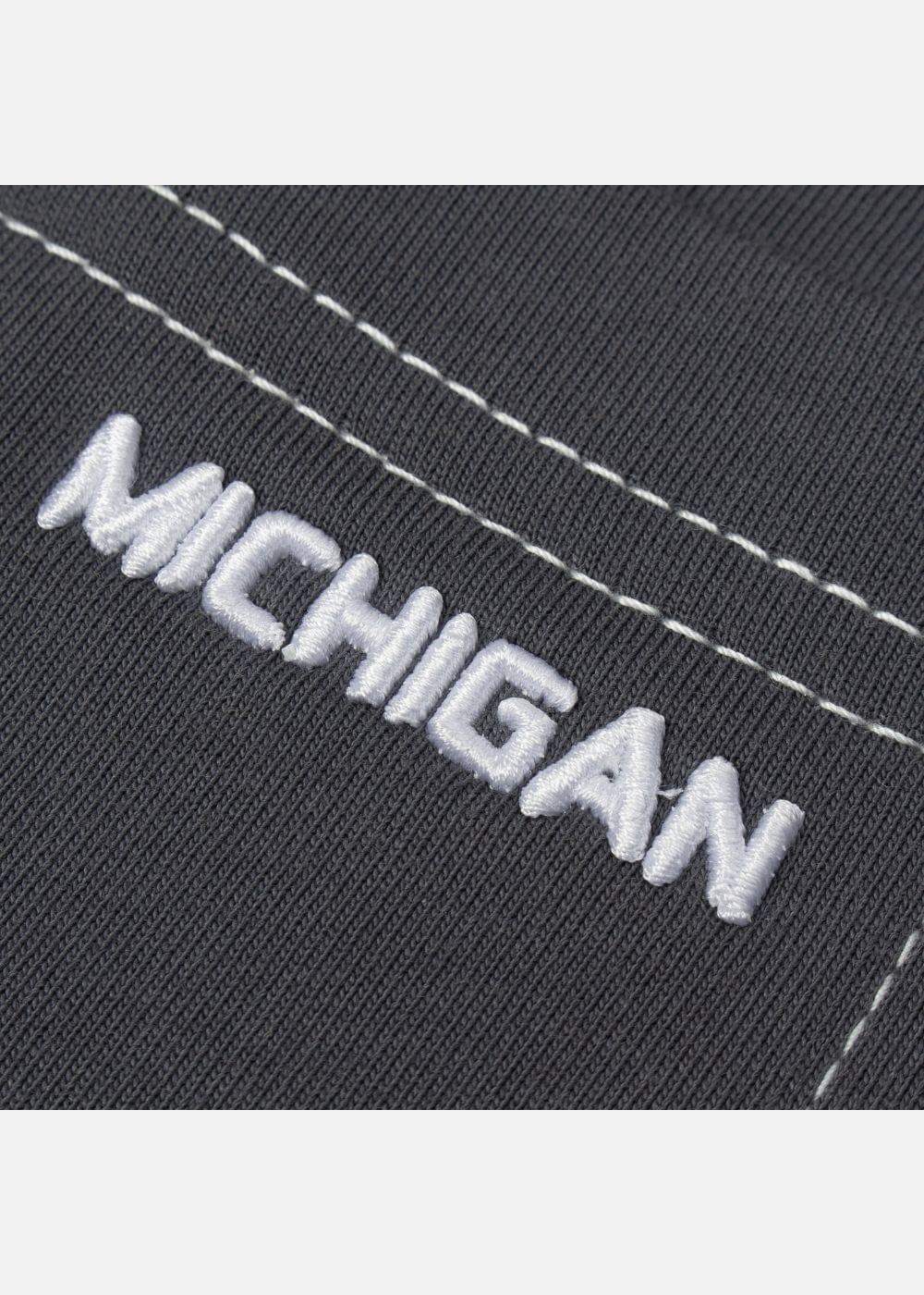 Chi tiết thêu chữ MICHIGAN trên áo thun nam, vải mềm bền, thiết kế tinh tế tôn dáng