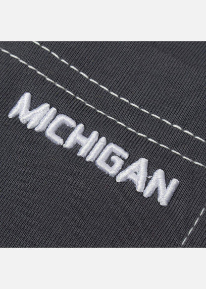 Chi tiết thêu chữ MICHIGAN trên áo thun nam, vải mềm bền, thiết kế tinh tế tôn dáng