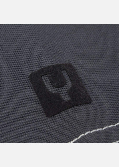 Chi tiết logo thêu trên áo thun nam chất liệu mềm, bền, thiết kế tinh tế tôn dáng