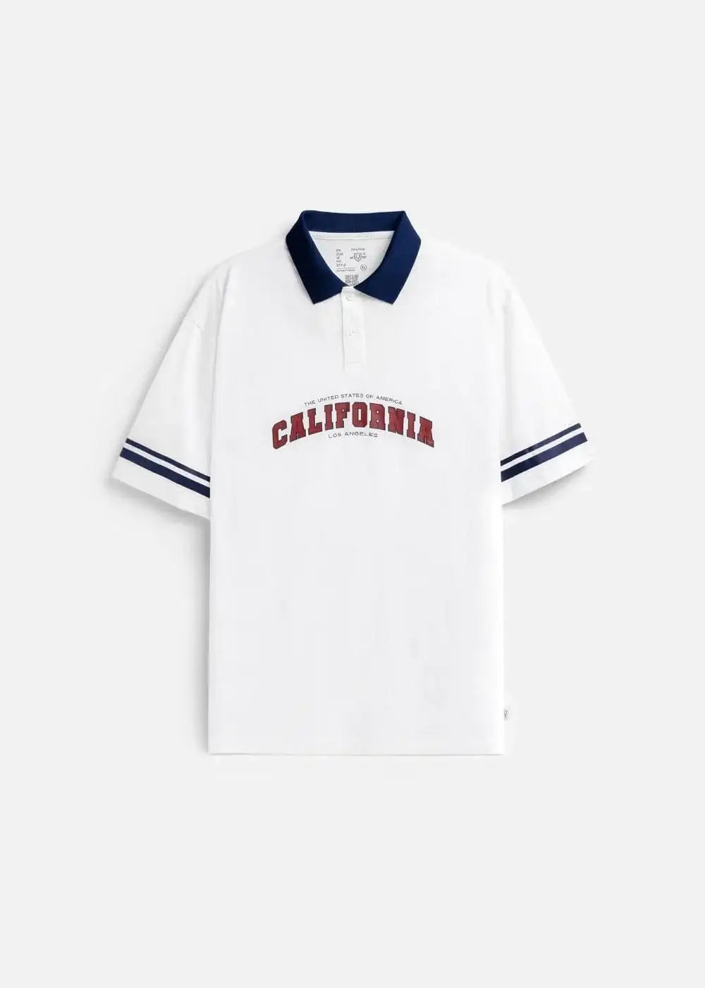 Áo polo nam trắng cổ xanh navy in chữ California, tay sọc, thiết kế trẻ trung, tôn dáng