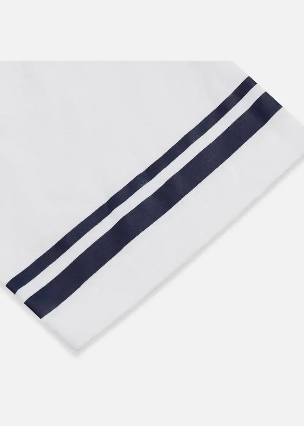 Áo thun nam trắng cổ chữ V viền xanh navy, thiết kế tinh tế, mặc bền, không lỗi mốt