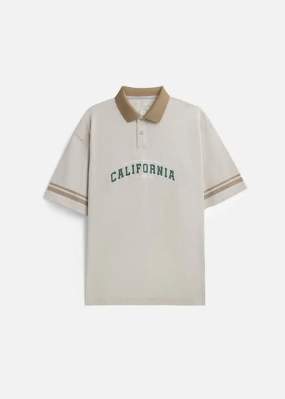 Áo polo nam màu be in chữ California, cổ bẻ, tay ngắn, thiết kế trẻ trung, phong cách Mỹ