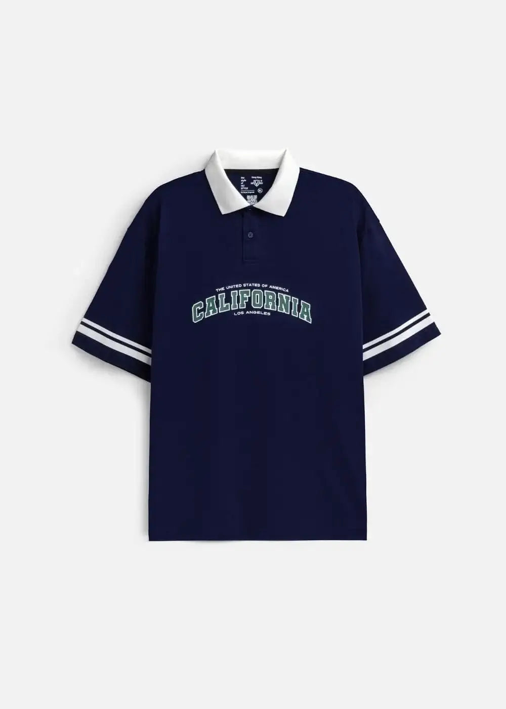 Áo polo nam màu xanh navy in chữ California, cổ trắng, tay sọc trắng, thiết kế trẻ trung năng động