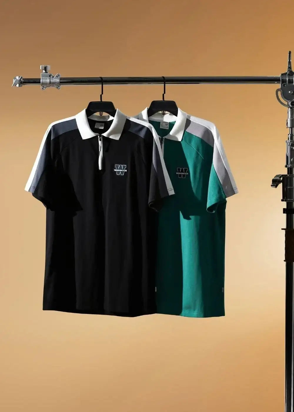 Áo polo nam màu đen và xanh lá, cổ bẻ, tay ngắn, thiết kế thể thao trẻ trung, mặc bền, không lỗi mốt