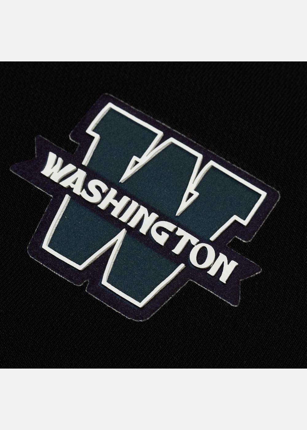 Chi tiết logo Washington màu xanh đậm trên áo thun nam, thiết kế nổi bật, phong cách thể thao