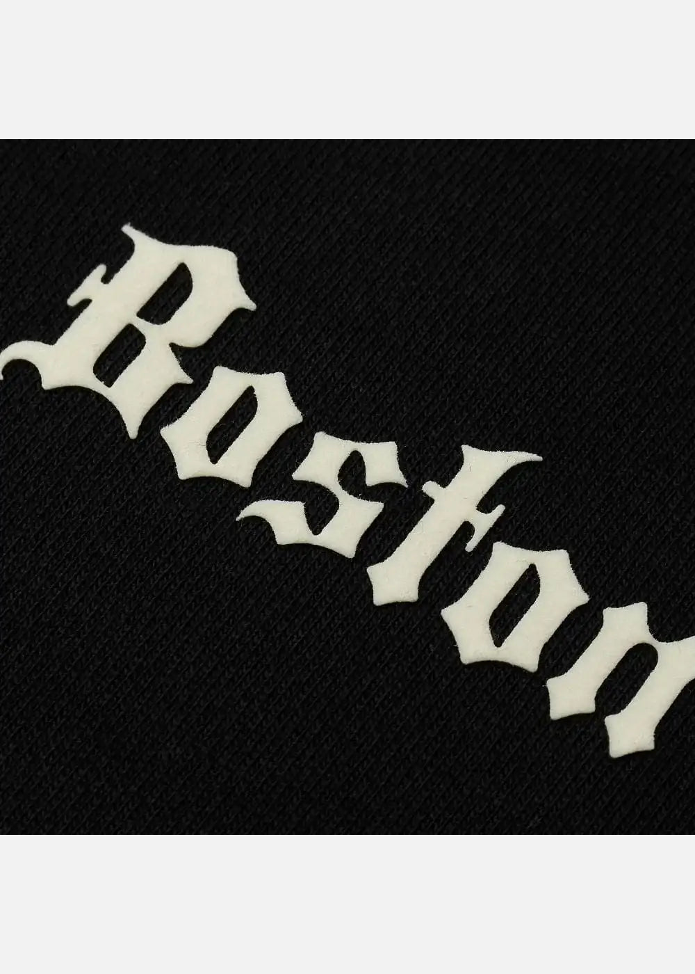 Chi tiết chữ Boston kiểu Gothic trên áo thun nam màu đen, thiết kế thời trang bền đẹp