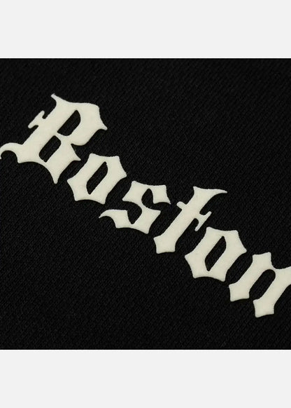 Chi tiết chữ Boston kiểu Gothic trên áo thun nam màu đen, thiết kế thời trang bền đẹp