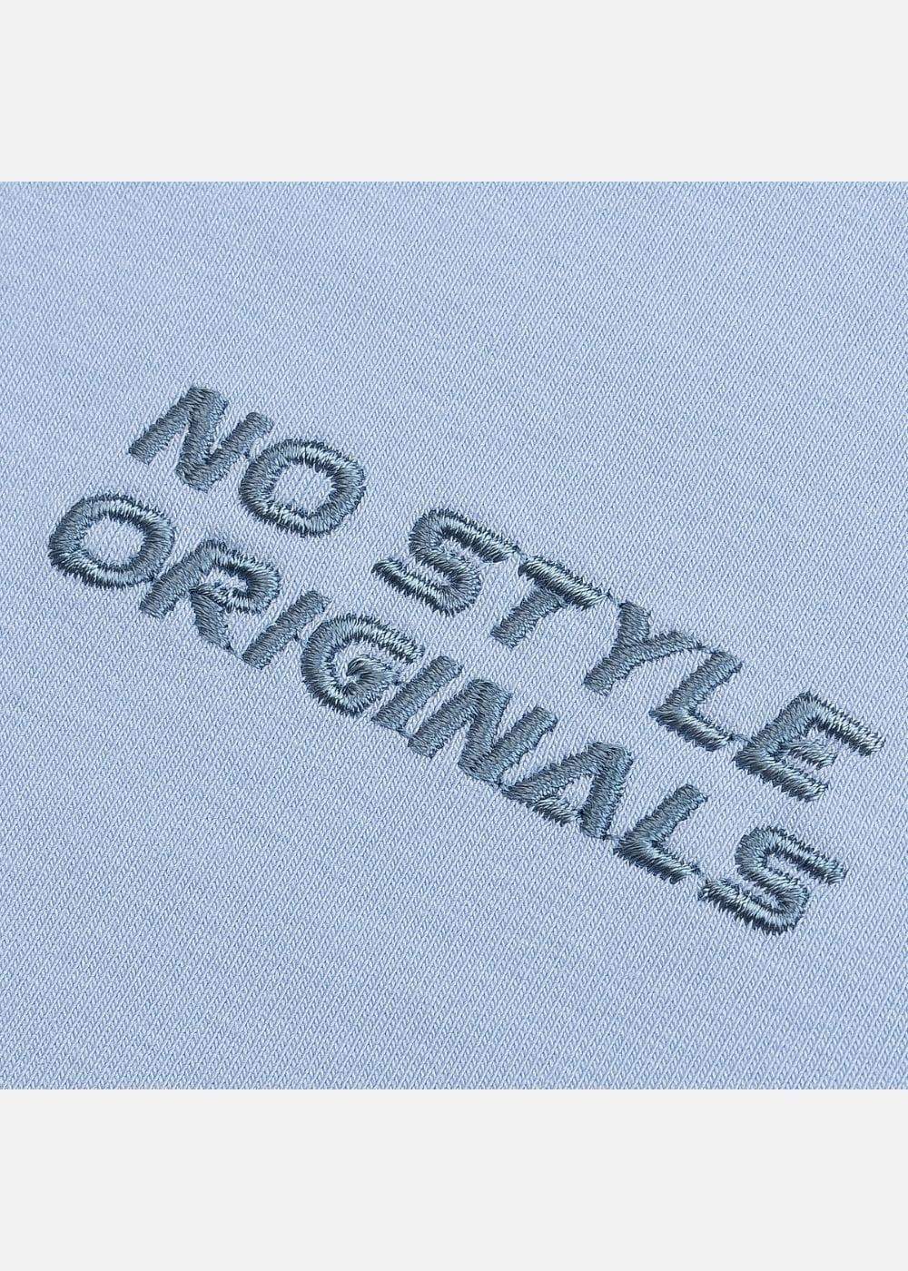 Áo thun nam màu xanh nhạt, thêu chữ NO STYLE ORIGINALS nổi bật, chất liệu mềm mịn, thiết kế thời trang không lỗi mốt.