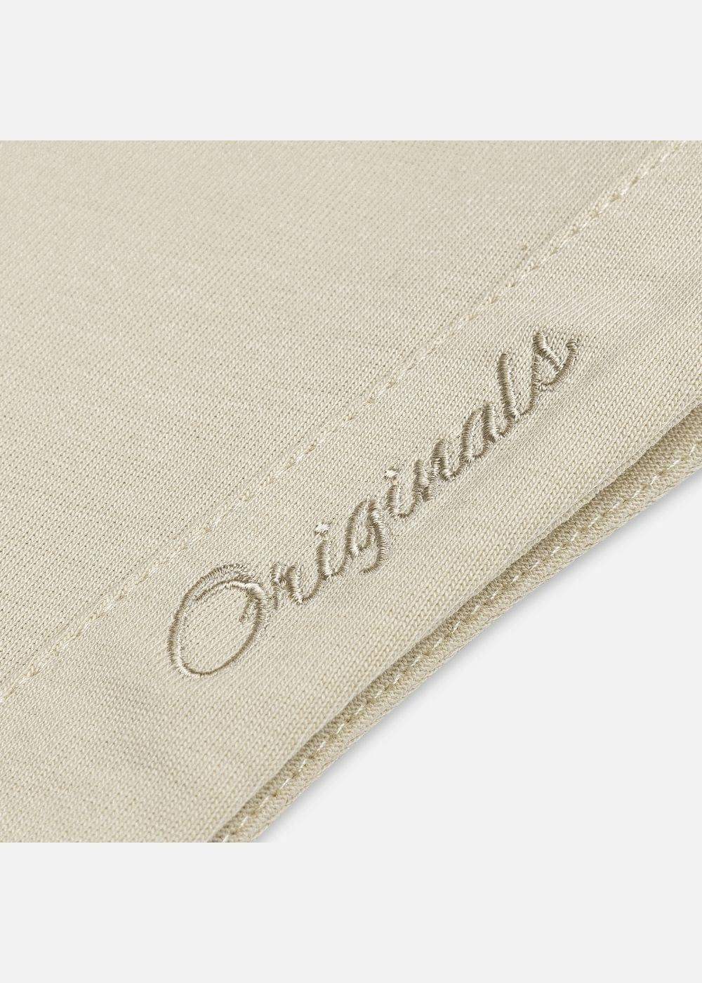 Chi tiết thêu chữ 'Originals' trên vải áo nam màu be, chất liệu mềm mịn, thiết kế tinh tế